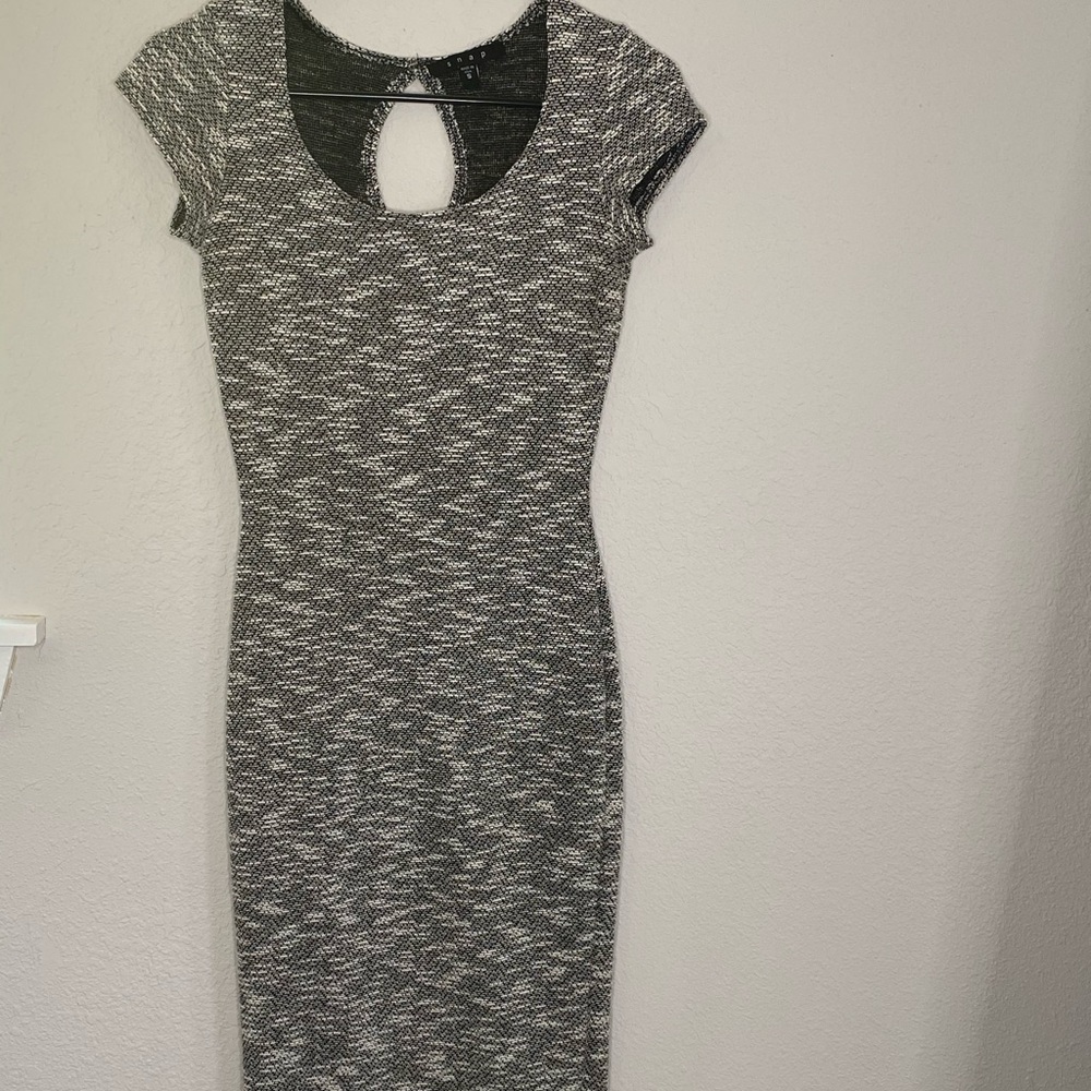 Fitted short sleeve gray dress